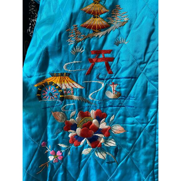 Vintage 1940s quilted Japanese robe, turquoise embroidered satin, 40s loungewear - Picture 2 of 10